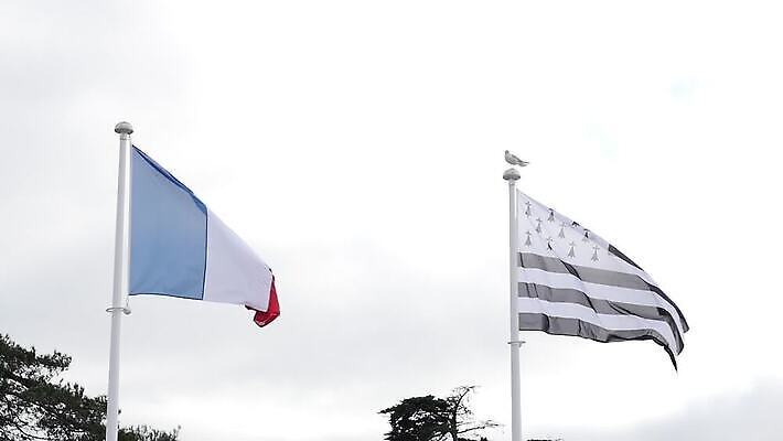 배너 문화 물결 백그라운드 컨셉 하늘 바람 사람없음 야외 그래픽 빨간색 파란색 세계 자유 프랑스 흰색 뉴스 민주주의 군용 깃대 봉 애국심 프랑스어 대통령 독립 삼색 전국 타격 통일 MP4 해외동영상 슬로모션 클립영상 자연요소 문자 유럽 컬러 모션 날씨 군대 촬영기법 동영상 파일형식