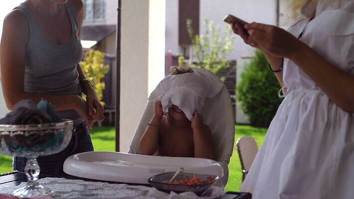 나무 백인 라이프스타일 드레스 행복 감정 어린이 티셔츠 2 놀이 엄마 모바일 주택 갈색머리 관리 미소 웃음 잔디 성인 야외 두명 초록색 30대 스마트폰 핸드폰 정원 청바지 아기 소중 즐거움 숨기 4K MOV 해외동영상 클립영상 서양인 식물 헤어스타일 옷 컬러 컨셉 셔츠 바지 가족 모션 표정 사람 건물 생활 장년 전자제품 스마트기기 동영상 파일형식