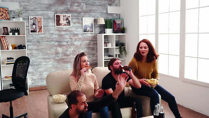 백인 행복 스포츠 응원 주택 함께함 사람 앉기 경기 친구 소파 축구 텔레비전 마시기 게임 축하 관찰 우승 팬 그룹 손목시계 흥분 팝콘 점수 골 분실 지원 4K MOV 해외동영상 클립영상 서양인 감정 시계 컨셉 의자 장신구 관계 모션 놀이 건물 전자제품 구기 최고 동영상 파일형식