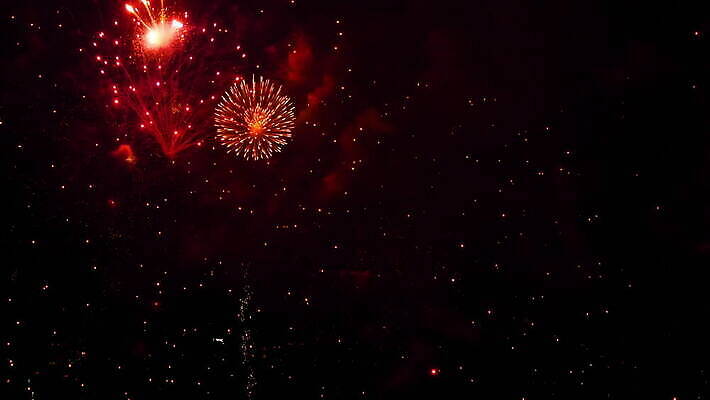 기념일 여행 백그라운드 하늘 불 휴가 불꽃 기념 폭죽 불꽃놀이 이벤트 사람없음 빨간색 물 빛 강 컬러풀 파티 축제 기쁨 축하 도시 야간 저녁 쇼 경례 스카이라인 광 크리스마스이브 4K MOV 해외동영상 클립영상 자연요소 감정 컬러 컨셉 크리스마스 놀이 인사 동영상 파일형식