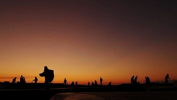 라이프스타일 남자 실루엣 스포츠 백그라운드 오렌지 하늘 거리 사람 경사 사람없음 야외 여름 태양 점프 검은색 미국 일몰 스케이트 스케이트보드 사발 도심 위험 시원함 연습 캘리포니아 베네치아 스케이터 스케이트장 로스앤젤레스 고립 카피스페이스 4K 산타모니카 MP4 해외동영상 클립영상 자연요소 계절 스포츠용품 컬러 컨셉 북아메리카 과일 스포츠시설 모션 운동선수 촬영기법 생활 노을 이탈리아 공백 도시 보드_스포츠 사기그릇 동영상 파일형식