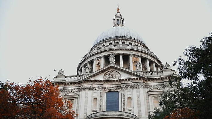 나무 영어 외관 유럽 종교 여행 건축양식 자연 조류 하늘 영국 잉글랜드 사람없음 건물 초록색 파란색 뷰티 성당 교회 도시 역사 저녁 런던 동영상 천연기념물 랜드마크 수도권 숭배 MOV 해외동영상 클립영상 식물 동물 문자 건축물 건축 나라 컬러 종교건축 야간 생태계 지역 파일형식