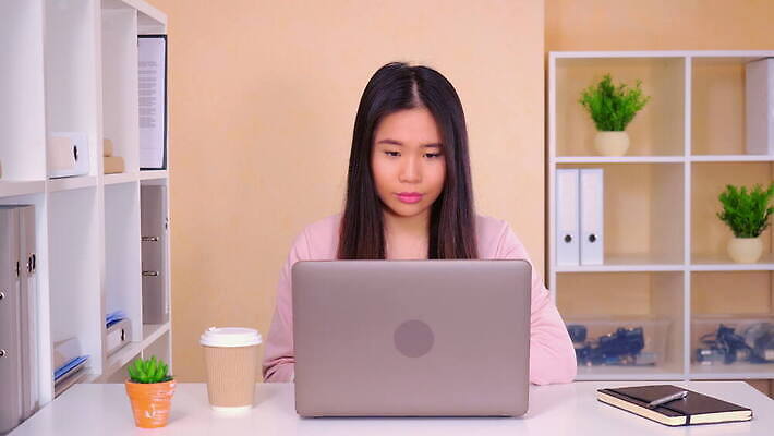 직업 여자 행복 회사 비즈니스 사업가 성공 노동자 갈색머리 실내 한명 미소 사람 앉기 동양인 내부 노트북 컴퓨터 사무실 기쁨 축하 우승 업무 비즈니스우먼 스마트 승자 4K MOV 해외동영상 클립영상 1 헤어스타일 감정 컨셉 모션 표정 인종 전자제품 최고 작업 직장인 동영상 파일형식