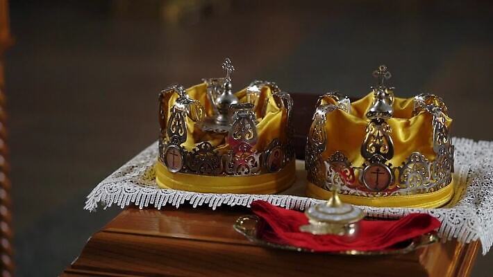 전통 커플 드레스 행복 종교 꽃다발 신랑 결혼 신혼부부 결혼식 왕관 기념 실내 이벤트 사람없음 내부 낭만 흰색 반지 아빠 우아함 성직자 통로 신성 약혼 성찬식 신앙심 MOV 해외동영상 클립영상 부부 옷 꽃 감정 컬러 컨셉 장신구 가족 관계 약속 신혼 동영상 파일형식