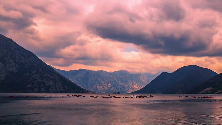 나무 계절 유럽 바다 여행 이동 모션 자연 하늘 날씨 휴식 산 따뜻함 사람없음 야외 초록색 물 파란색 태양 여행객 일몰 봄 새벽 하이킹 추위 시간 만 숲 내추럴 랜드마크 몬테네그로 발칸반도 4K 타임랩스 MOV 해외동영상 클립영상 자연요소 식물 나라 컬러 컨셉 레저 촬영기법 사람 노을 생태계 동영상 파일형식