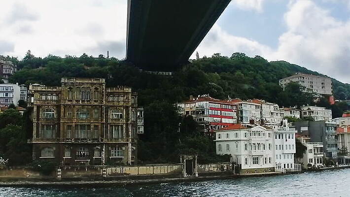 유럽 아시아 바다 여행 건축양식 교통시설 하늘 이스탄불 항해 사람없음 야외 건물 물 파란색 도시풍경 가을 도시 보트 동쪽 스카이라인 칠면조 랜드마크 보스포루스 옛날 철강 MOV 튀르키예 해외동영상 클립영상 자연요소 건축물 계절 건축 나라 컬러 교통 배_교통 조류 풍경 방향 시설 동영상 파일형식