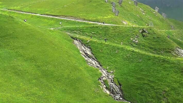 여행 자국 자연 산 사람없음 초록색 마을 계곡 산책 트래킹 하이킹 스위스 알프스 타운 오르막 베른 MP4 해외동영상 클립영상 유럽 컬러 레저 휴식 도시 생태계 동영상 파일형식
