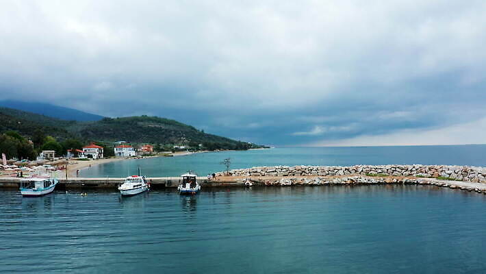 바다 여행 요트 낚시 안테나 풍경 사람없음 물 파란색 컬러풀 항구 산책로 만 보트 역사 재산 숲 땅 그림 포트 타운 동쪽 나루 드론 옛날 4K MOV 해외동영상 클립영상 자연요소 길 컬러 배_교통 통신 교통시설 레저 금융 도시 방향 동영상 파일형식