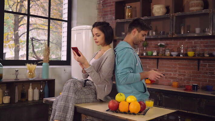 백인 라이프스타일 남자 행복 2 인터넷 가족 관계 유리 아침 모바일 아파트 주택 세포 실내 미소 사람 성인 내부 두명 스마트폰 핸드폰 알약 주방 스크린 기쁨 방 낭만 터치 마시기 작업 플랫 아침식사 오렌지주스 나눔 4G 4K MOV 해외동영상 클립영상 주간 서양인 감정 컨셉 모션 재질 표정 IT 건물 생활 전자제품 스마트기기 약 식사 과일주스 동영상 파일형식