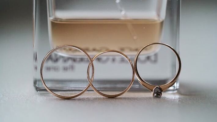 전통 커플 기념일 결혼 2 장신구 결혼식 남편 함께함 선물 사랑 사람없음 빛 금속 흰색 축하 반지 아내 쌍 황금 고급 닫기 은색 보석 심볼 오브젝트 다이아몬드 약혼 고립 백금 제안 MOV 해외동영상 클립영상 감정 컬러 컨셉 관계 모션 재질 이벤트 광석 약속 동영상 파일형식