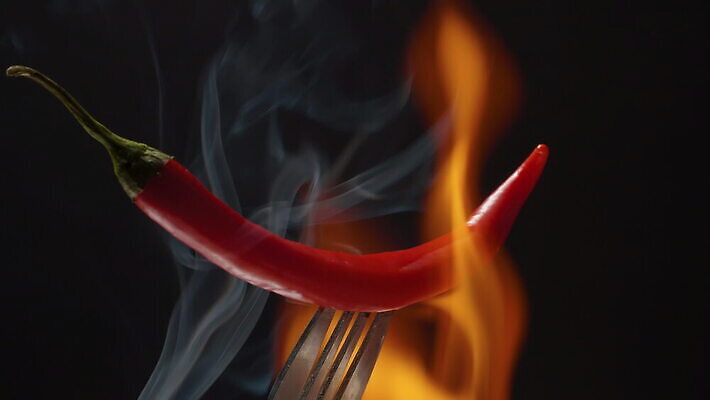 음식 컬러 포크 컨셉 채소 재료 고추 검은배경 불 불꽃 멕시코 건강 요리 사람없음 빨간색 주방 식당 신선 뜨거움 연기 향신료 유기농 매움 회전 후추 비타민 칠레 연소 돌리기 되감기 숙성 채식주의자 할라피뇨 화상 4K MOV 해외동영상 클립영상 자연요소 식기 웰빙 백그라운드 북아메리카 모션 상점 검은색 남아메리카 맛 상처 채식 동영상 영양소 향미료 파일형식