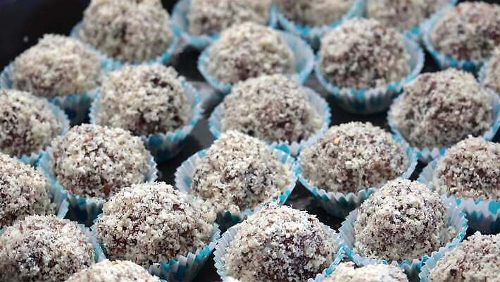 전통 접시 계절 산업 선 음식 백그라운드 크리스마스 공 공장 휴가 디저트 사탕 사람없음 목재 빛 쿠키 과자 케이크 초콜릿 덮개 알코올 대접 달콤 굽기 날것 머리위 코코넛 아몬드 코코아 토막 내추럴 핸드메이드 프랄린 4K MP4 해외동영상 클립영상 나무 식기 기념일 음료 과일 재료 공업 견과류 뚜껑 맛 구이 동영상 파일형식