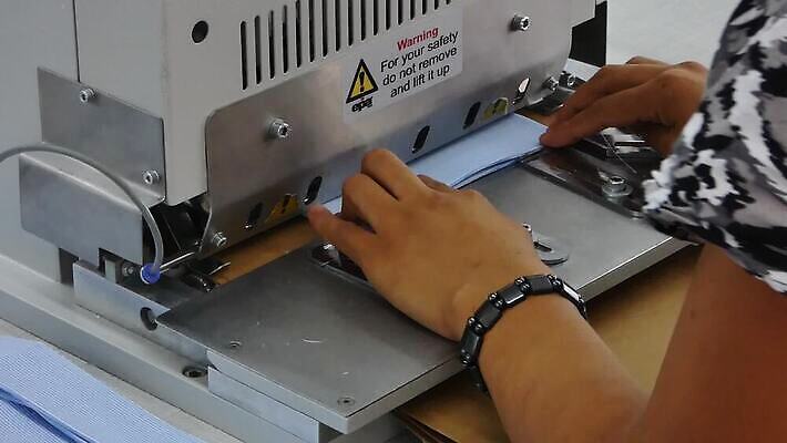 모양 손 디자인 옷 여자 산업 셔츠 패턴 공장 노동자 사람없음 유행 금속 기계 장비 공구 직물 업무 뜨거움 칼날 작업실 제조 바느질 천 묘사 만들기 언론 목 소매 재단 재단사 방법 조작 진짜 MP4 해외동영상 클립영상 직업 상의 무늬 공업 모션 재질 사람 신체부위 도구 작업 동영상 파일형식