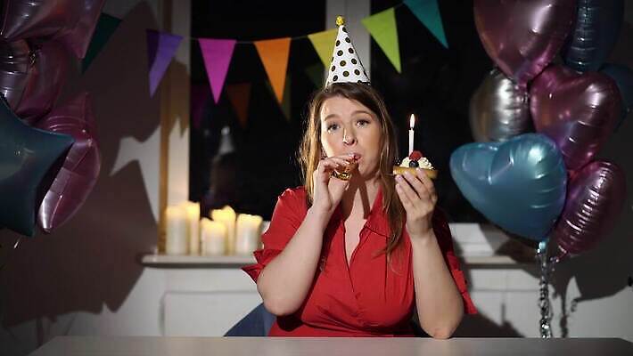 백인 모자 1 여자 기념일 탁자 휴가 아파트 주택 기념 한명 사람 성인 장식 컬러풀 파티 케이크 슬픔 축하 생일 기다림 좌절 고독 불기 호루라기 컵케이크 지루함 싱글 타격 혼자 4K MOV 해외동영상 클립영상 서양인 잡화 감정 컬러 가구 컨셉 모션 디저트 이벤트 건물 동영상 파일형식