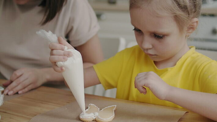 모양 전통 손 디자인 음식 크리스마스 가족 엄마 휴가 디저트 부활절 새해 주택 건강 요리 두명 장식 파티 쿠키 주방 축제 빵집 흰색 뜨거움 오븐 달콤 굽기 준비 유기농 엽서 해피뉴이어 생강 크리스마스이브 핸드메이드 맛있는 4K MOV 해외동영상 클립영상 웰빙 기념일 컬러 채소 관계 사람 이벤트 건물 신체부위 상점 가전제품 새해인사 맛 편지 구이 동영상 파일형식