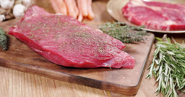 동물 접시 잡화 음식 조각 백그라운드 다이어트 채소 양파 건강 마늘 육류 돼지고기 스테이크 요리 비프스테이크 사람없음 빨간색 주방 식당 식사 당근 소고기 신선 혈액 그릴 바비큐 자르기 날것 슬라이스 후추 로즈메리 내추럴 단백질 식용 4K MOV 해외동영상 클립영상 식기 컬러 식재료 모션 주방용품 뿌리채소 서양음식 상점 허브 향신료 동영상 영양소 파일형식