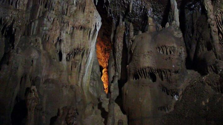 모자 응시 공원 지구 벽 여행 자연 바람 휴가 산 실내 그림자 미소 사람 성인 사람없음 여행객 걷기 탐험 바위 손전등 시간 구멍 역사 동굴 지하 내추럴 석회암 옛날 종유석 지질 지질학 MOV 해외동영상 클립영상 자연요소 시선 잡화 공공시설 교육 모션 날씨 조명 표정 내부 암석 돌_바위 생태계 동영상 파일형식