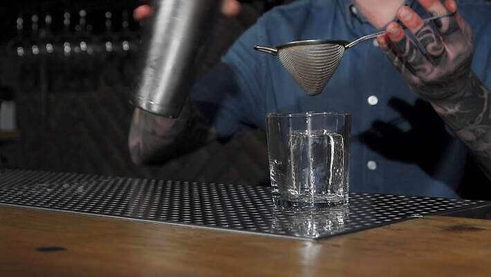 직업 라이프스타일 남자 산업 음료 과일 비즈니스 유리 탁자 주방용품 노동자 주류 한명 장식 파티 식당 얼음 알코올 업무 칵테일 바 우아함 떨어짐 웨이터 계산대 필름 서비스 클럽 준비 복고 상업 바텐더 조작 철강 필터 유흥 셰이커 4K MOV 해외동영상 클립영상 자연요소 1 가구 생활용품 컨셉 재질 사람 이벤트 생활 상점 작업 동영상 파일형식