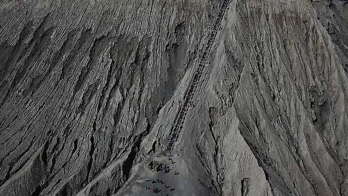여행 자연 하늘 불꽃 산 안테나 사람 풍경 사람없음 야외 여행객 계단 동남아시아 놀람 구멍 연기 위험 큼 폭발 질감 화산 인도네시아 먼지 분화구 용암 연소 드론 랜드마크 스모그 절정 4K MOV 해외동영상 클립영상 감정 아시아 컨셉 통신 불 표정 크기 생태계 동영상 파일형식