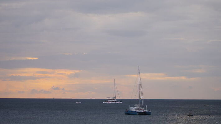 파도 바다 여행 백그라운드 요트 태국 자연 조류 하늘 사람없음 물 파란색 태양 황혼 새벽 광선 보트 서핑 안다만 푸켓 수평선 4K 타임랩스 MOV 해외동영상 클립영상 자연요소 동물 아시아 컬러 배_교통 촬영기법 일몰 수상스포츠 생태계 동영상 파일형식