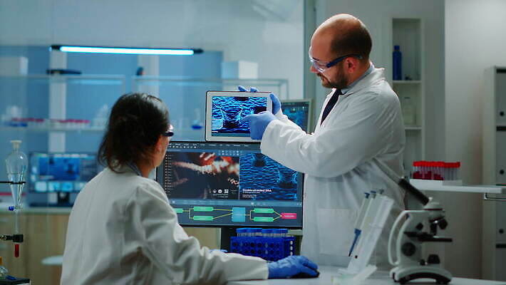 직업 응시 산업 노동자 건강 병원 현미경 실험 대화 사람 컴퓨터 알약 약 건강관리 장비 의사 업무 그룹 기술자 실험실 고급 생명공학 연구원 토론 과학자 분석 생물학 미생물 보여주기 발견 조제 혁명 개발 백신 화학자 4K MOV 해외동영상 클립영상 시선 교육 과학 컨셉 의학 모션 생물 실험기구 관리 말하기 전자제품 의료진 작업 만들기 동영상 학자 파일형식