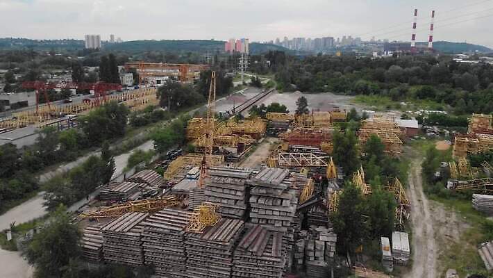 공공시설 산업 하늘 건설업 안테나 사람없음 야외 노란색 탑 금속 기계 장비 건설현장 성장 도시 업무 재산 땅 묘사 기중기 공학 개발 교외 우크라이나 철강 4K MP4 해외동영상 클립영상 건축물 교육 유럽 컬러 통신 재질 금융 작업 중장비 시설 동영상 파일형식