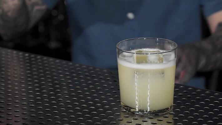 직업 라이프스타일 남자 산업 음료 과일 비즈니스 유리 탁자 주방용품 노동자 주류 한명 장식 파티 식당 얼음 알코올 업무 칵테일 바 우아함 떨어짐 웨이터 계산대 필름 서비스 클럽 준비 복고 상업 바텐더 조작 철강 필터 유흥 셰이커 4K MOV 해외동영상 클립영상 자연요소 1 가구 생활용품 컨셉 재질 사람 이벤트 생활 상점 작업 동영상 파일형식