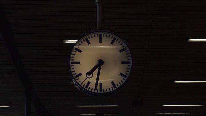 디자인 유럽 시계 백그라운드 컨셉 건축양식 지붕 매달리기 사람없음 건물 어둠 도시 시간 역 야간 저녁 도착 사인 천장 다이얼 긴장 단상 교외 룩셈부르크 분 수도권 옛날 터미널 HD MOV 해외동영상 슬로모션 클립영상 자연요소 건축물 건축 감정 나라 교통시설 모션 촬영기법 지역 동영상 서유럽 파일형식