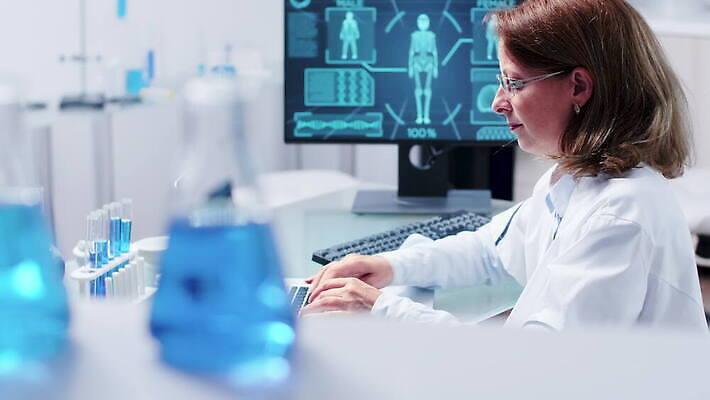 직업 여자 남자 산업 과학 건강 현미경 실험 사람 사람없음 스터디 컴퓨터 약 스크린 장비 의사 코트 업무 작업 그룹 센터 실험실 연구원 과학자 분석 시설 생물학 튜브 공학 발견 조제 개발 돌봄 백신 유전 화학자 4K MOV 해외동영상 클립영상 교육 컨셉 의학 모션 실험기구 전자제품 학습 외투 의료진 만들기 동영상 학자 파일형식