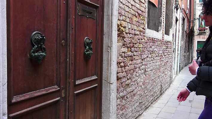 손 건축양식 주택 손잡이 사람없음 목재 장식 문 금속 이탈리아 수확 골동품 화려 역사 철 묘사 부식 복고 잠금 대문 베네치아 문고리 그런지 노크 옛날 스타일 4K HD MP4 해외동영상 클립영상 나무 건축 유럽 컨셉 농업 재료 재질 건물 신체부위 보안 동영상 파일형식