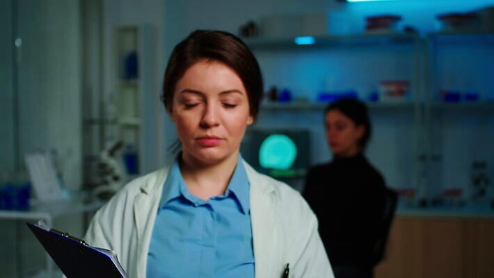 응시 과학 건강 병원 실험 미소 스터디 컴퓨터 약 머리 카메라 스크린 헤드폰 기계 장비 환자 의사 정보 마음 네트워크 엔지니어 실험실 질병 연구원 과학자 뇌 시설 하이테크 개발 스캐너 4K MOV 해외동영상 클립영상 직업 시선 음향기기 의학 기술 표정 신체부위 전자제품 학습 의료진 기술자 동영상 학자 파일형식