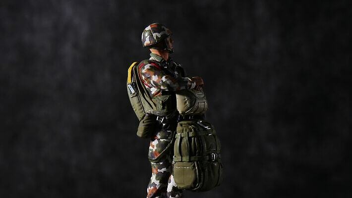 무기 가방 서기 사람없음 숫자 피규어 프랑스 비행 헬멧 군용 싸움 전쟁 회전 낙하산 육군 병정 프랑스어 보병 전국 특별함 4K MP4 해외동영상 클립영상 문자 잡화 유럽 컨셉 모션 군대 미니어처 보호장비 동영상 파일형식