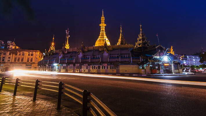아시아 종교 도로 여행 교통시설 모션 자동차 하늘 거리 사람없음 건물 빛 도시풍경 탑 새벽 도시 사찰 황금 야간 큼 신성 타운 첨탑 랜드마크 미얀마 방법 버마 사리탑 4K 타임랩스 MOV 해외동영상 클립영상 자연요소 건축물 나라 길 육상교통 교통 종교건축 촬영기법 풍경 크기 시설 동영상 파일형식
