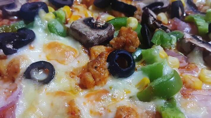 라이프스타일 조각 토마토 휴가 피자 패스트푸드 파스타 사람없음 식당 치킨 신선 뜨거움 이탈리아음식 폐기물 케첩 먹기 속도 올리브 슬라이스 점심식사 모짜렐라치즈 페퍼로니 피자집 4K MOV 해외동영상 클립영상 열매 채소 모션 치즈 서양음식 생활 상점 식사 소스_음식 소시지 인스턴트 쓰레기 동영상 닭고기요리 파일형식