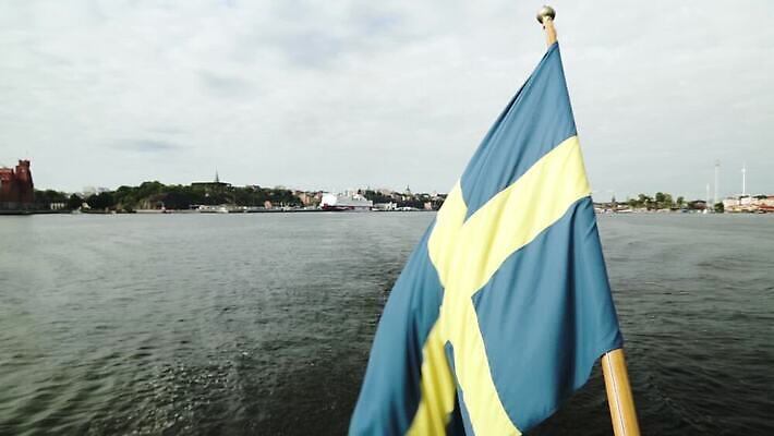 전통 산업 바다 여행 백그라운드 비즈니스 교통시설 하늘 바람 휴가 항해 스웨덴 사람없음 물 파란색 태양 항구 축하 깃발 만 보트 먹이 심볼 함선 신분 깃대 봉 애국심 수도권 스칸디나비아 스톡홀름 전국 MP4 해외동영상 클립영상 자연요소 컬러 교통 컨셉 배_교통 날씨 북유럽 시설 지역 동영상 파일형식