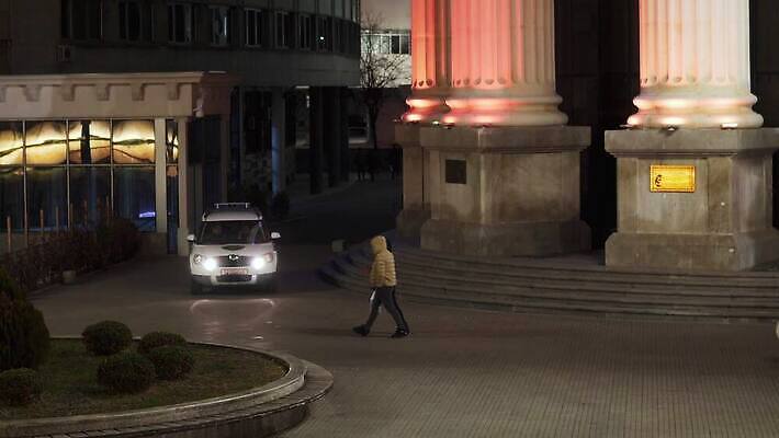 포즈 교통시설 자동차 거리 경비 안전 사람 사람없음 파란색 빛 힘 장비 긴급 도시 업무 범죄 경찰 보호 야간 위험 사건 보안 공포 법 장면 감시 질서 일반 마케도니아 사이렌 순찰 자동 장교 제어 체포 4K MP4 해외동영상 클립영상 자연요소 직업 육상교통 컬러 교통 컨셉 예절 작업 시설 동영상 파일형식 남유럽