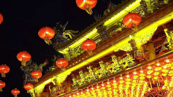 전통 디자인 아시아 종교 문화 여행 백그라운드 건축양식 기념 동양인 풍경 사람없음 건물 장식 빨간색 빛 믿음 축제 중국 기도 등불 축하 사찰 행운 야간 동쪽 빛망울 말레이시아 랜드마크 사당 숭배 신앙심 4K MOV 해외동영상 클립영상 자연요소 건축물 건축 감정 나라 컬러 컨셉 종교건축 조명 인종 방향 동영상 파일형식