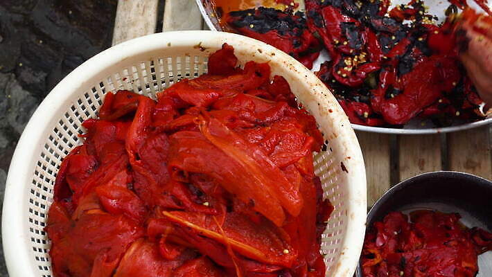 전통 음식 채소 피망 파프리카 관리 요리 사람없음 빨간색 식사 신선 작업 칼 그릴 청소 굽기 유기농 만들기 4K MOV 해외동영상 클립영상 웰빙 컬러 모션 주방용품 구이 동영상 파일형식