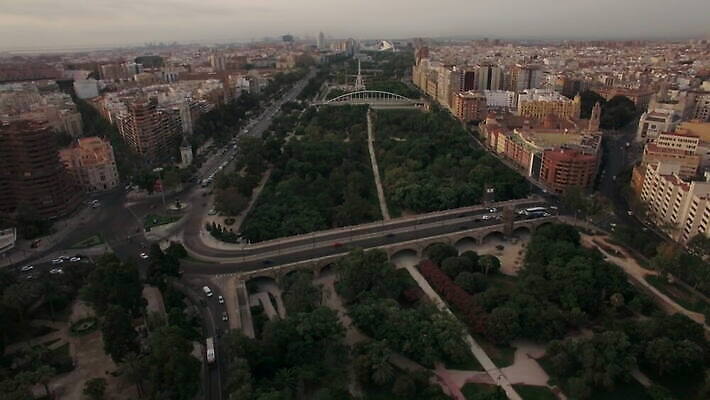 공원 유럽 도로 여행 건축양식 자동차 거리 주택 안테나 파노라마 사람없음 건물 초록색 도시풍경 도시 센터 스페인 항공촬영 드론 발렌시아 4K MOV 해외동영상 클립영상 건축물 공공시설 건축 나라 길 육상교통 뷰포인트 컬러 통신 교통시설 촬영기법 풍경 동영상 파일형식