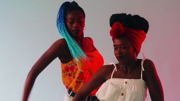 스튜디오촬영 라이프스타일 긴머리 웰빙 여자 음악 가족 관계 청소년 미소 웃음 20대 두명 10대 빨간색 우정 활발 연주자 댄서 에너지 신선 유머 정상 언니 터번 장식술 성인여자만 4K MOV 해외동영상 클립영상 직업 헤어스타일 감정 컬러 컨셉 문화예술 실내 표정 사람 청년 생활 장식 친구 음악가 자매 머리장식 동영상 여자만 성인만 파일형식