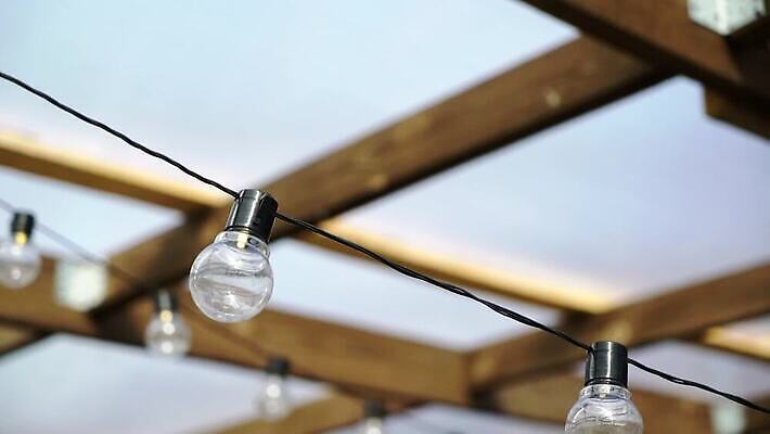 줄 결혼 전구 휴가 조명 주택 매달리기 사람없음 장식 빛 노란색 파티 축제 화환 황혼 모임 수확 등불 램프 축하 야간 저녁 오브젝트 잔치 보케 빛망울 광 뒤뜰 텅스텐 MOV 해외동영상 클립영상 자연요소 꽃 컬러 컨셉 농업 모션 이벤트 건물 일몰 원소 동영상 파일형식