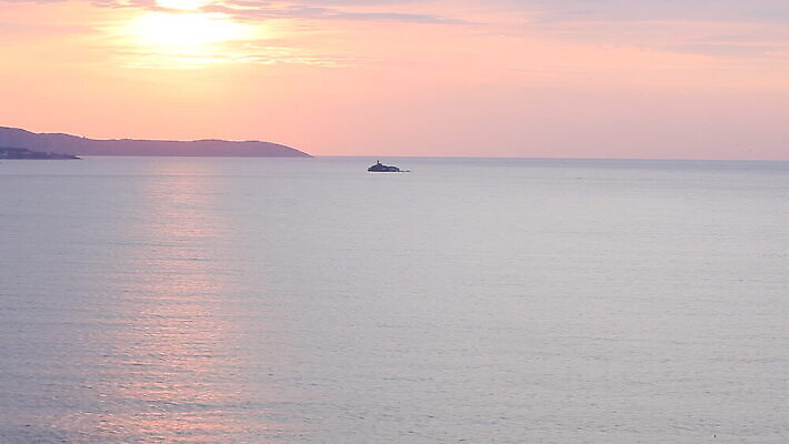 계절 파도 바다 여행 하늘색 요트 자연 하늘 휴가 항해 따뜻함 사람없음 물 파란색 맑음 일몰 보트 고급 큼 크루즈 지중해 함선 네비게이션 알바니아 파라다이스 타임랩스 MOV 해외동영상 클립영상 자연요소 컬러 컨셉 배_교통 날씨 촬영기법 노을 크기 생태계 동영상 파일형식 남유럽