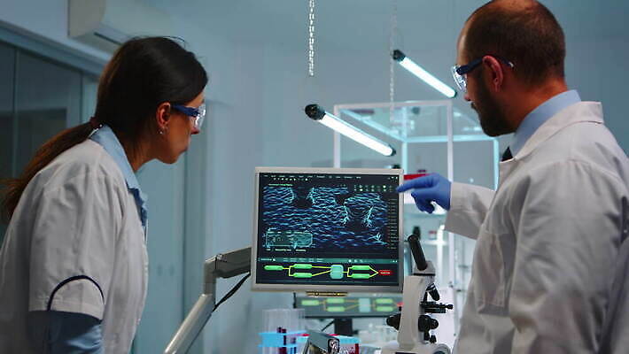 직업 과학 건강 현미경 실험 사람없음 치료 약 장비 간호사 의사 그룹 엔지니어 실험실 바이러스 보호 질병 생명공학 야간 저녁 연구원 과학자 분석 직원 하이테크 미생물 혁명 개발 백신 전염병 화학자 코로나바이러스 4K MOV 해외동영상 클립영상 자연요소 컨셉 의학 생물 기술 실험기구 의료진 기술자 동영상 학자 파일형식