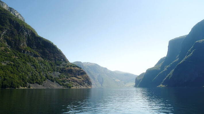 주간 나무 여행 자연 산 노르웨이 사람없음 파란색 강 계곡 펼침 보트 숲 언덕 북쪽 타이틀 스칸디나비아 피오르 4K MOV 해외동영상 클립영상 자연요소 식물 유럽 컬러 배_교통 모션 방향 생태계 지형 동영상 파일형식