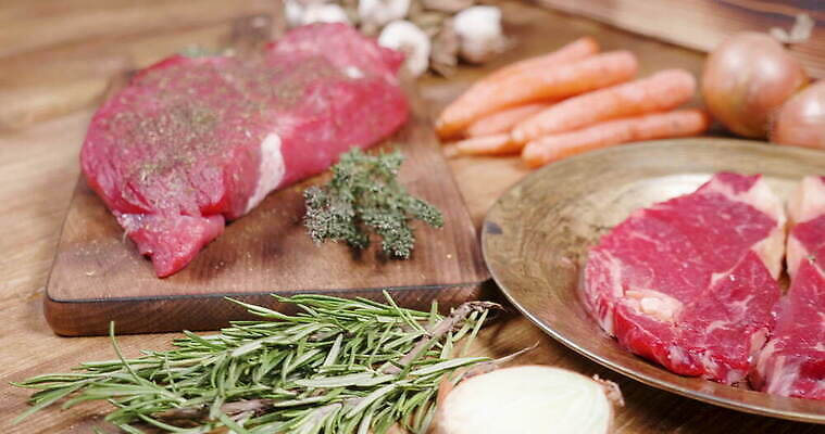 동물 접시 잡화 음식 조각 백그라운드 다이어트 채소 양파 건강 마늘 육류 돼지고기 스테이크 요리 비프스테이크 사람없음 빨간색 주방 식당 식사 당근 소고기 신선 혈액 그릴 바비큐 자르기 날것 슬라이스 후추 로즈메리 내추럴 단백질 식용 4K MOV 해외동영상 클립영상 식기 컬러 식재료 모션 주방용품 뿌리채소 서양음식 상점 허브 향신료 동영상 영양소 파일형식