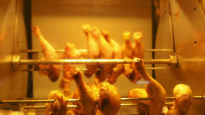 전통 산업 음식 컬러 백그라운드 패턴 다이어트 비즈니스 유리 불 치즈 따뜻함 건강 육류 스테이크 요리 사람 사람없음 야외 가로 빛 식당 식사 저녁식사 치킨 기계 에너지 흰색 뜨거움 황금 맛 그릴 굽기 먹기 철 점심식사 블러 페루 맛있는 4K MOV 해외동영상 클립영상 자연요소 컨셉 무늬 식재료 모션 재질 주방용품 유제품 서양음식 상점 남아메리카 구이 동영상 닭고기요리 파일형식