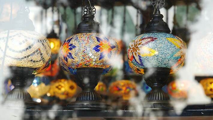 전통 유리 불꽃 이스탄불 매달리기 미술 동양인 사람없음 장식 빛 반짝임 컬러풀 상점 축제 여러개 등불 램프 변화 클래식 닫기 이슬람교 타일 모자이크 동쪽 수공예 빛망울 광 구식 라마단 핸드메이드 많음 4K MP4 해외동영상 클립영상 종교 컬러 다수 컨셉 모션 재질 불 문화예술 조명 인종 공예 방향 동영상 파일형식 튀르키예