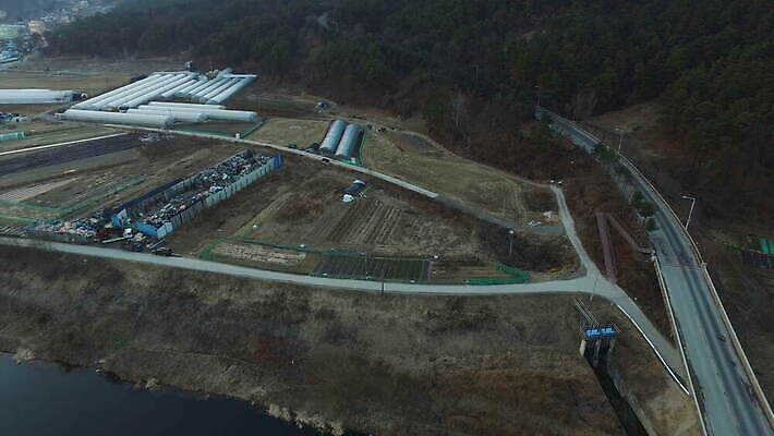 나무 지구 호수 섬 백그라운드 겨울 밭 자연 하늘 한국 안테나 파노라마 사람없음 야외 건물 물 파란색 강 새벽 흰색 개울 급류 저녁 작음 땅 커뮤니티 남쪽 내추럴 드론 4K MOV 해외동영상 클립영상 자연요소 식물 건축물 계절 아시아 컬러 농업 통신 촬영기법 야간 크기 방향 생태계 동영상 파일형식