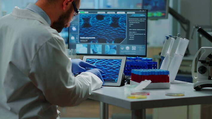 직업 과학 건강 병원 현미경 실험 컴퓨터 알약 약 장비 의사 가리킴 실험복 업무 기술자 엔지니어 실험실 바이러스 어플리케이션 생명공학 연구원 과학자 분석 동료 생물학 하이테크 미생물 개발 백신 화학물질 화학자 4K MOV 해외동영상 클립영상 교육 컨셉 의학 관계 생물 기술 실험기구 손짓 전자제품 의료진 가운 작업 화학 동영상 학자 파일형식