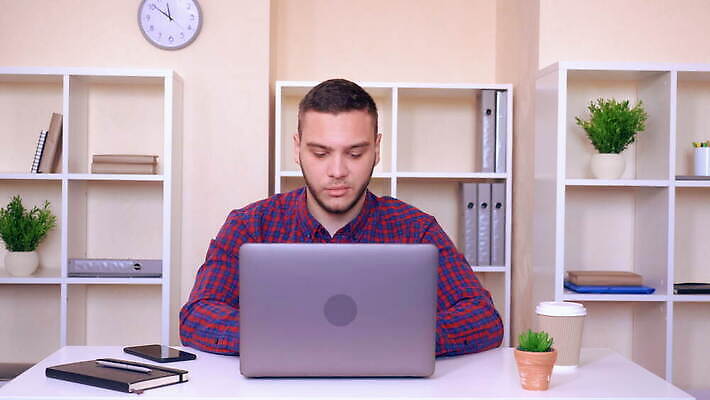 직업 학생 라이프스타일 응시 남자 셔츠 비즈니스 청소년 주택 직장 실내 한명 사람 20대 내부 30대 노트북 컴퓨터 컬러풀 사무실 분노 업무 작업 비즈니스맨 창업 밀레니얼 혼혈 4K MOV 해외동영상 클립영상 1 시선 감정 컬러 상의 회사 청년 건물 생활 장년 경제 전자제품 직장인 다문화 자영업 동영상 파일형식